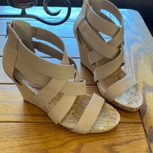Wedge Sandals BCBGeneration Sz 8.5 Beige Tan Zip Platform Heels Zipper - NWOT